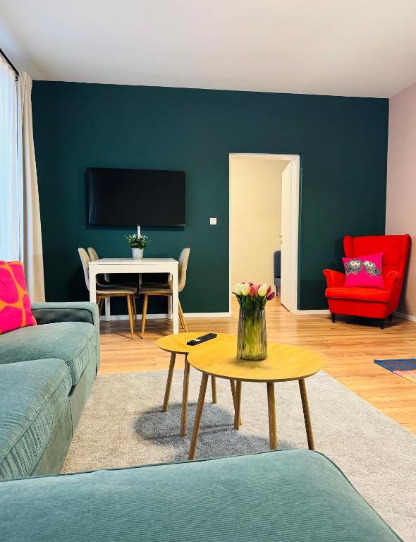 ein Wohnzimmer mit Sofa und Tisch in der Unterkunft White Inn - Statement in Mürzzuschlag