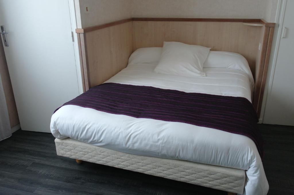 Postel nebo postele na pokoji v ubytování Hôtel Le Palous