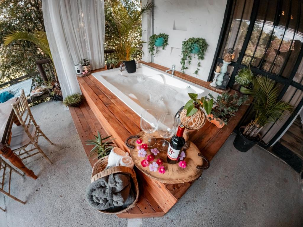 an overhead view of a bath tub with a bottle of champagne at hotel boutique Almaia 17 cerca del aeropuerto jose m cordova in Rionegro