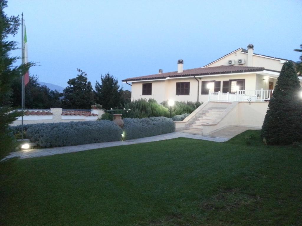 コッレフェッロにあるB&B Joyの家の前の芝生の家