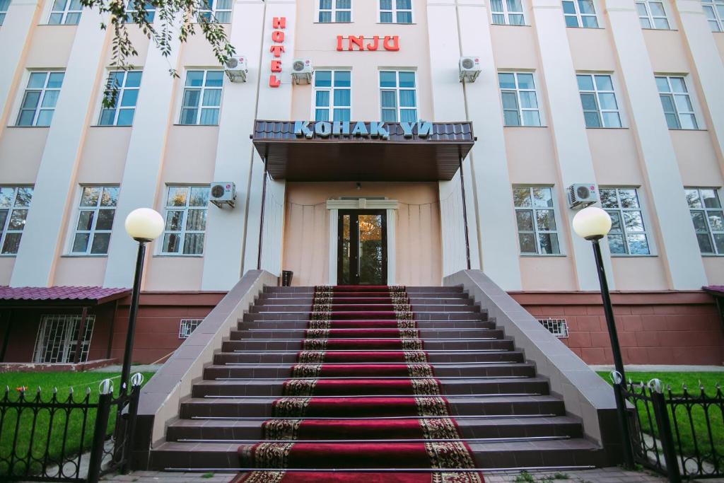 un escalier menant à l'entrée d'un bâtiment dans l'établissement Hotel Inju, à Taraz