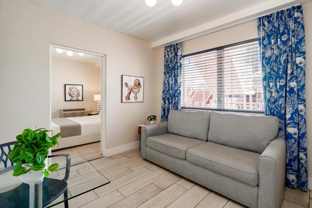 Waterside Hotel and Suites - 