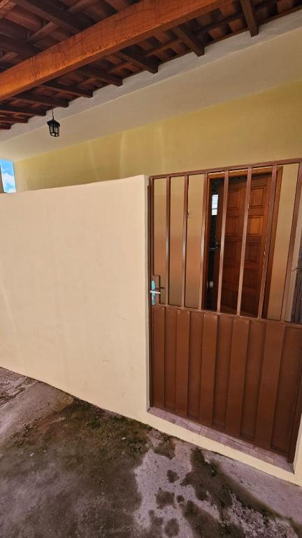 a gate in a wall in a house at Kitinet Cunha in Cunha