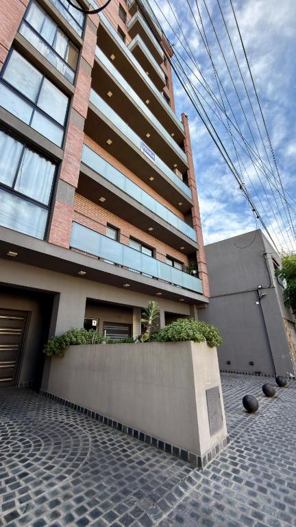 a tall building with a fence in front of it at Descanso Céntrico in Salta