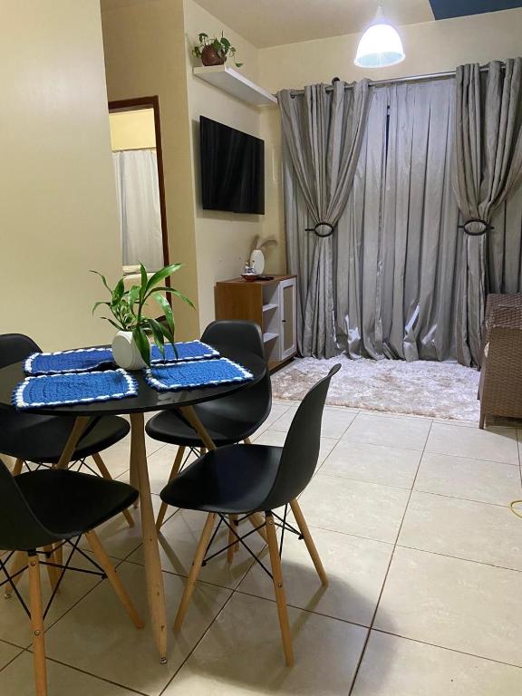 a dining table and chairs in a living room at Apartamento vita bella in Porto Velho