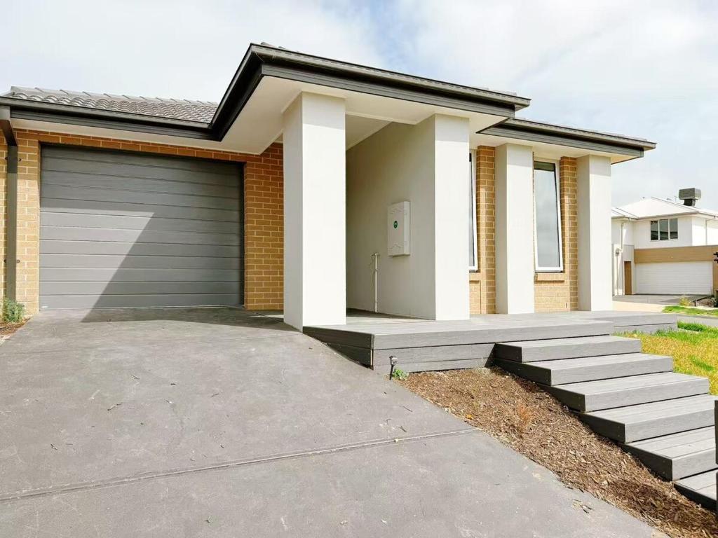 a house with a garage and a driveway at Modern Home Canal Berwick in Berwick