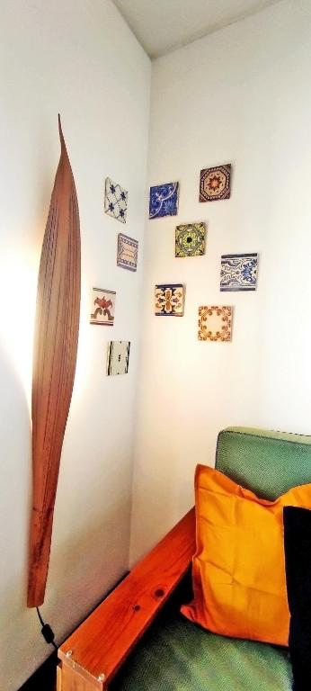a room with a couch and a surfboard on the wall at Gulbenkian 39 in Vila Nova de Gaia