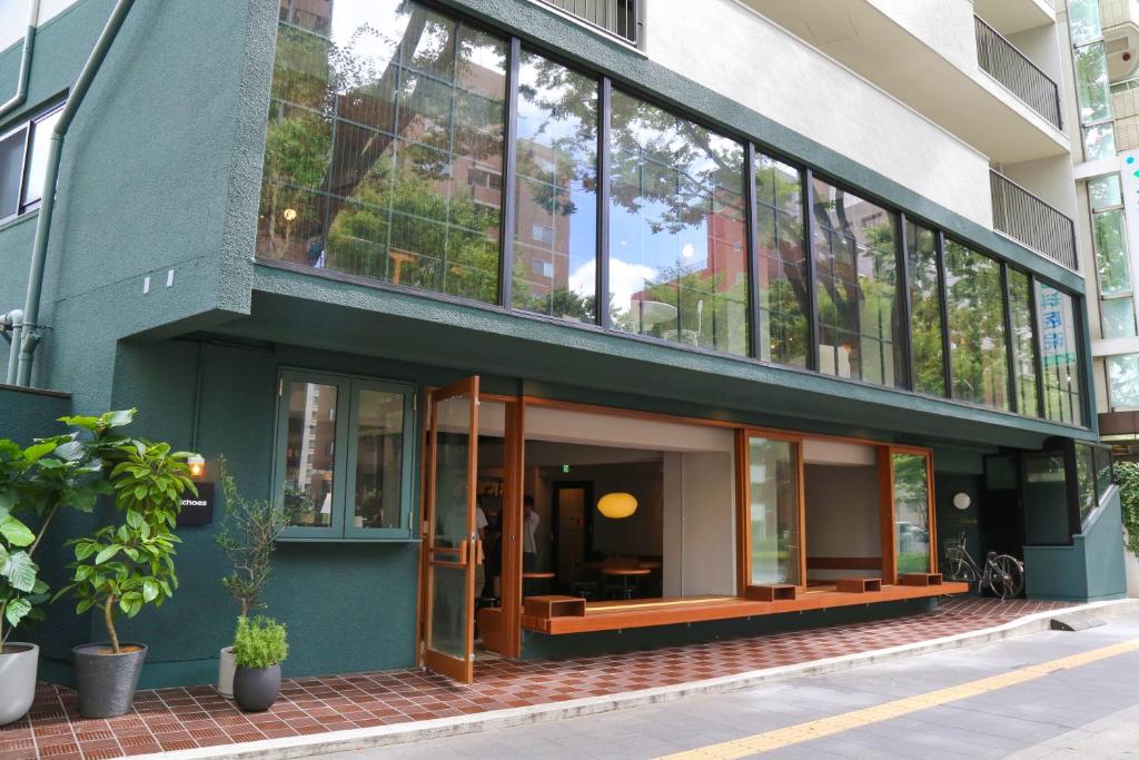 un edificio con grandi finestre su una strada cittadina di Sendai Blank Hotel a Sendai