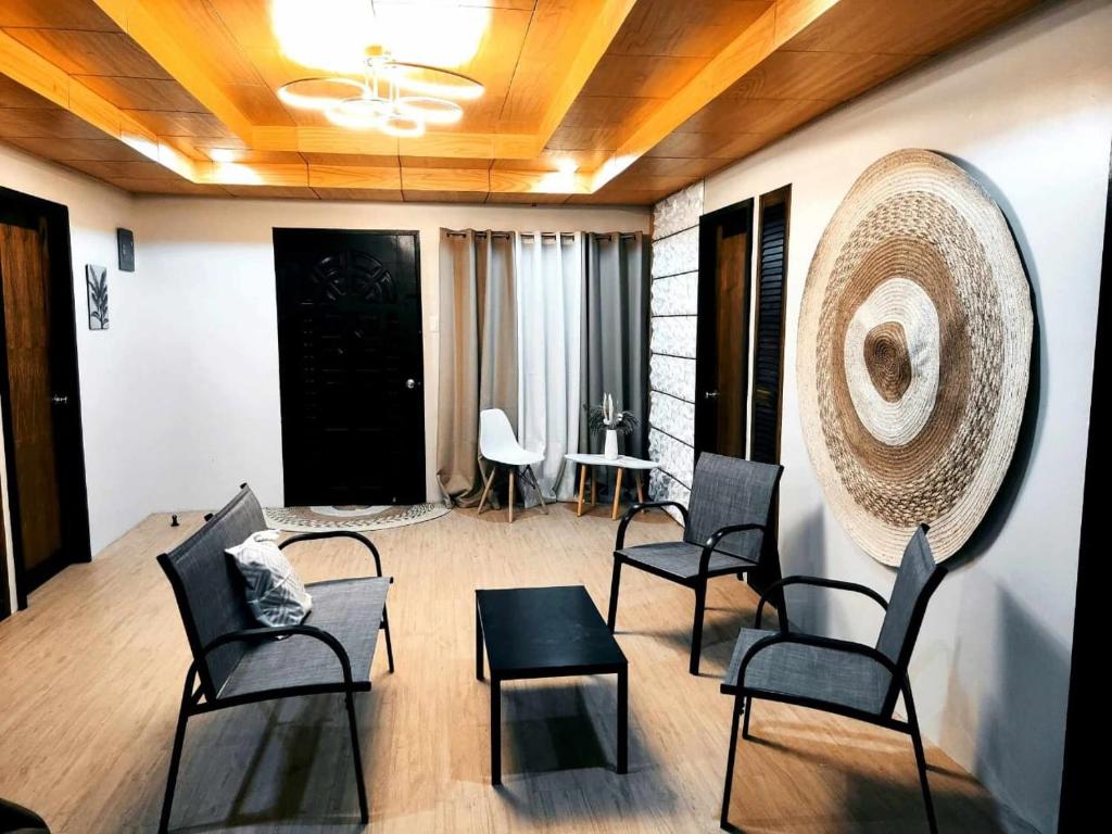 a living room with chairs and a table at Bogartz Homestay in Mati