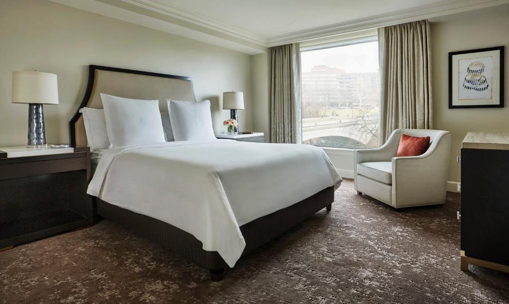 En eller flere senge i et værelse på Four Seasons Washington DC