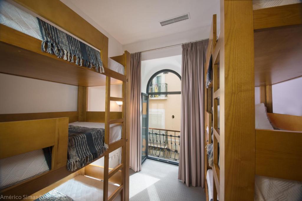 Двох'ярусне ліжко або двоярусні ліжка в номері Day Off Suite&Hostel