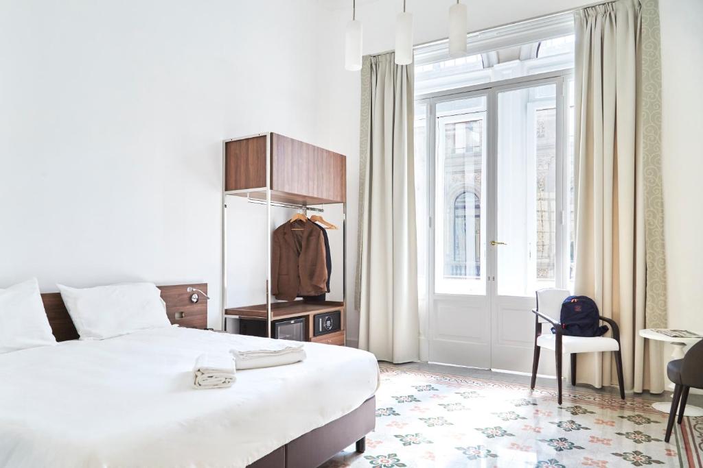 Una habitación de hotel con una cama y una ventana. en Maison Toledo 210, en Nápoles