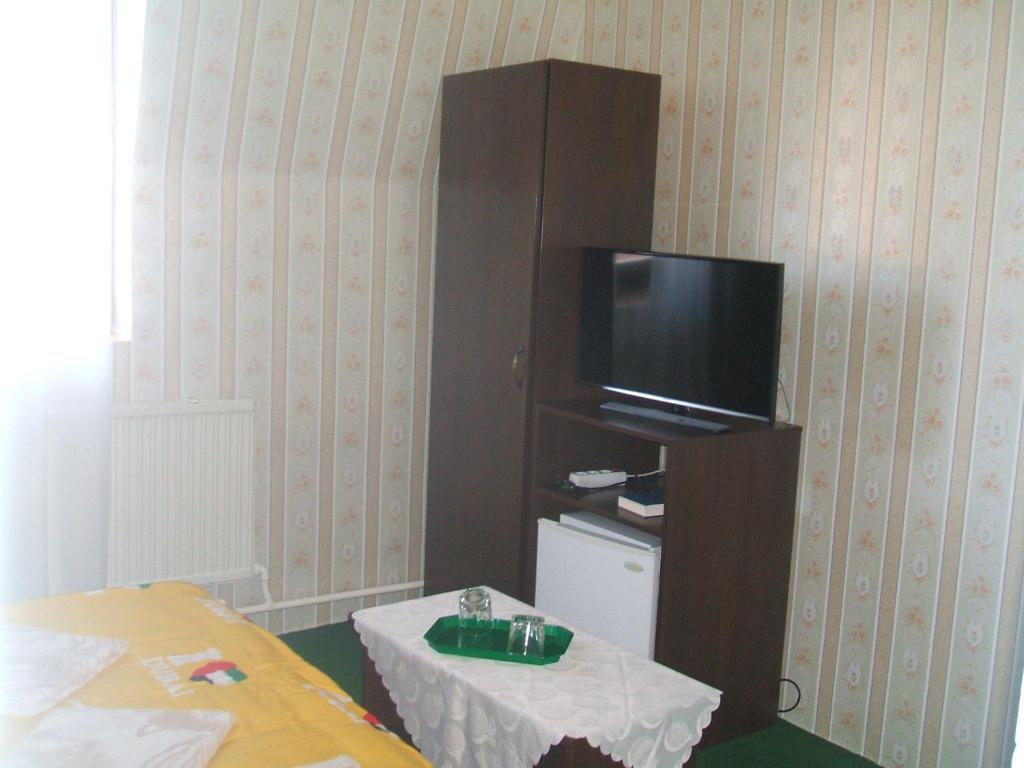 A television and/or entertainment centre at Jocó Panzió