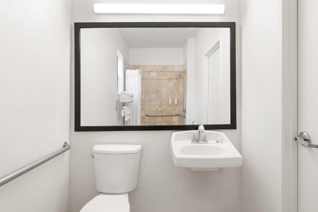 Ramada Suites by Wyndham San Diego - 