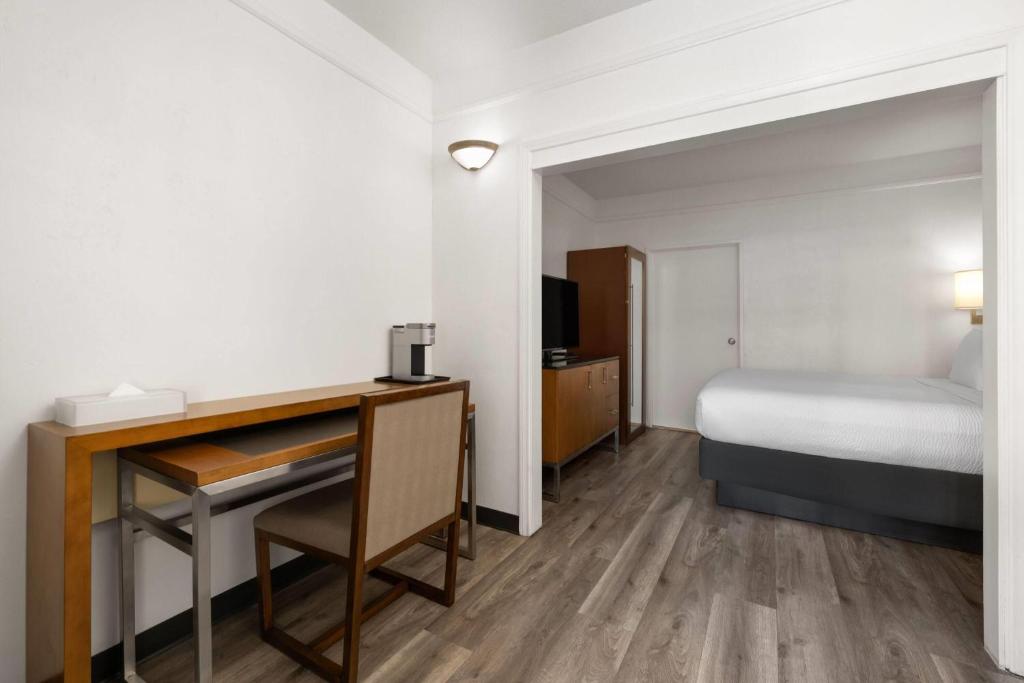 Ramada Suites by Wyndham San Diego - 