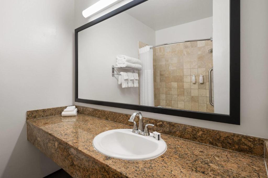 Ramada Suites by Wyndham San Diego - 