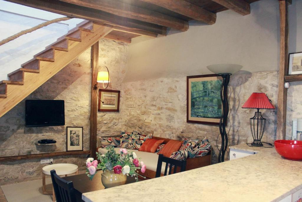 a living room with a couch and a table at Sonho do Poeta in Sintra