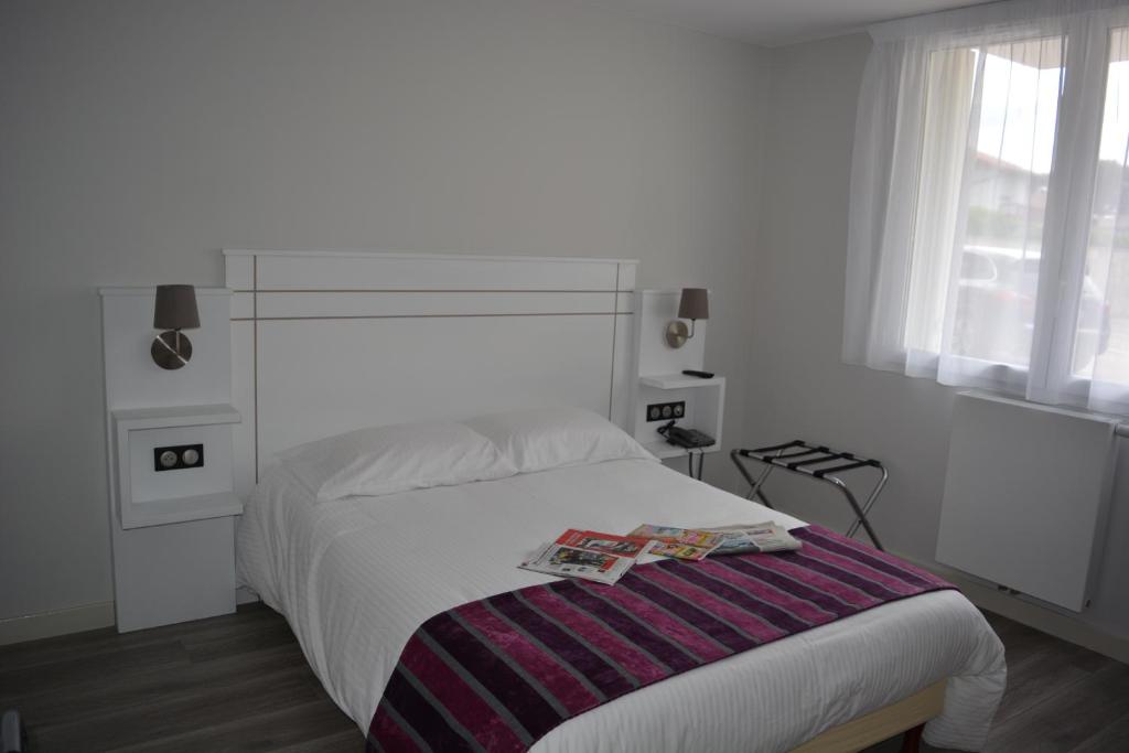 Postel nebo postele na pokoji v ubytování Hôtel Valencia