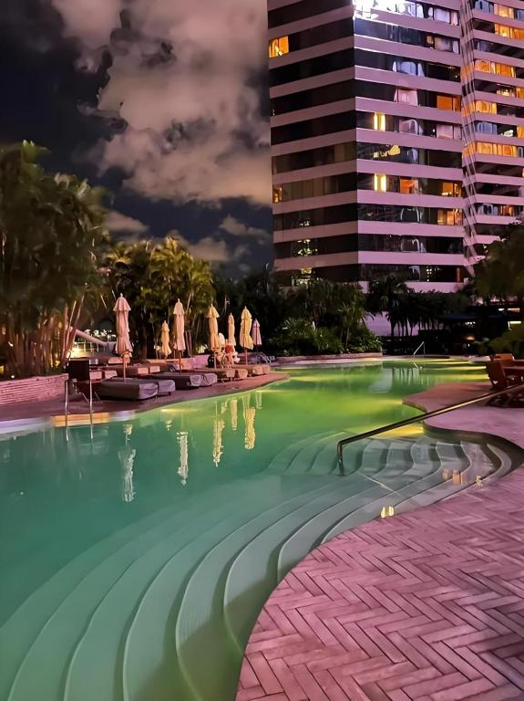 a large swimming pool with a building in the background at 枫枫枫 in Hong Kong