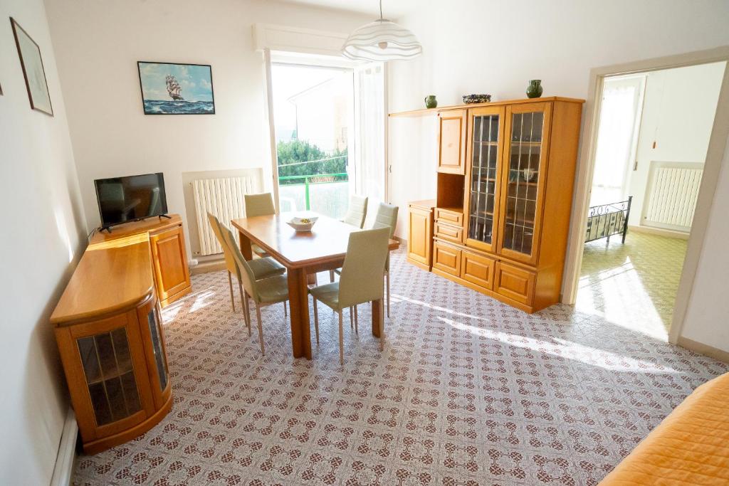 a kitchen and dining room with a table and chairs at Trilocale centrale e a due passi dal mare con posto auto privato in Marcelli