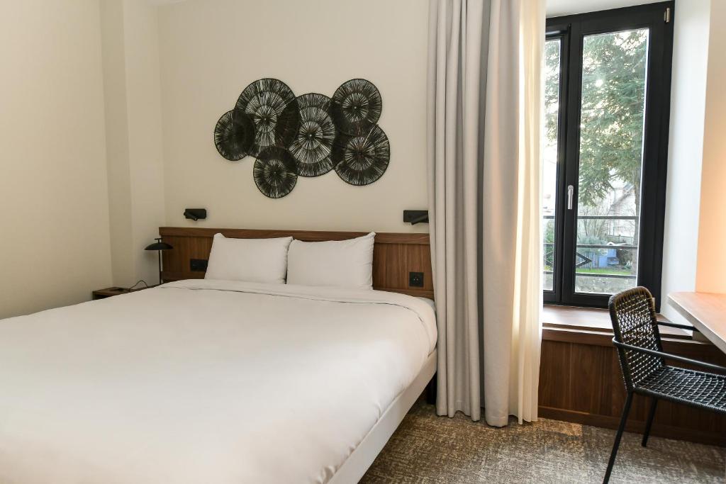 Llit o llits en una habitació de Hotel Rivella - The Originals Boutique