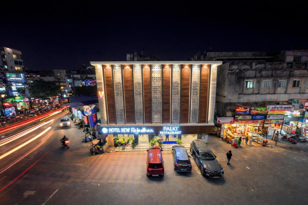 a city with cars parked in front of a building at Hotel New Rajasthan in Rānchī