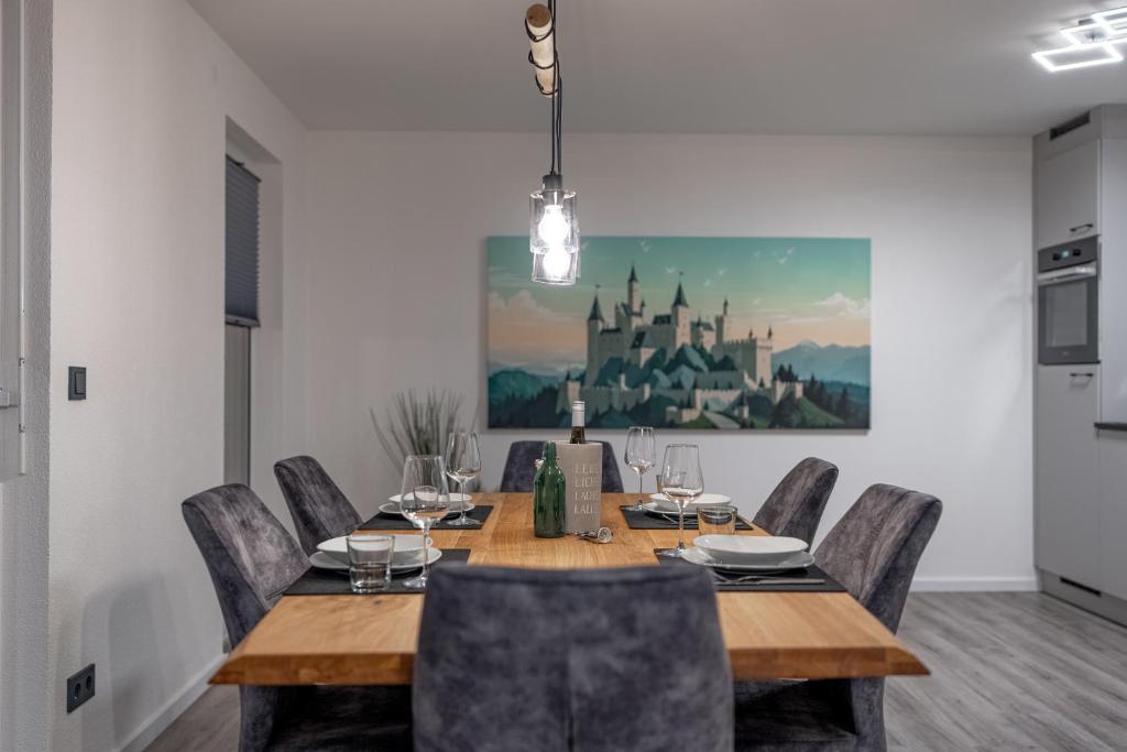 a dining room with a table and chairs at BPS Apartment#6 Elegant Residence - Elegantes Apartment mit Workspace & Komfort in Horb am Neckar