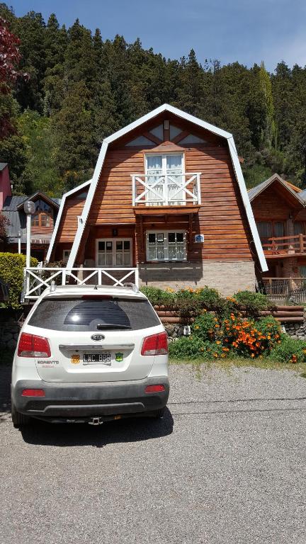 un coche aparcado frente a una casa en Villa El Radal en San Martín de los Andes