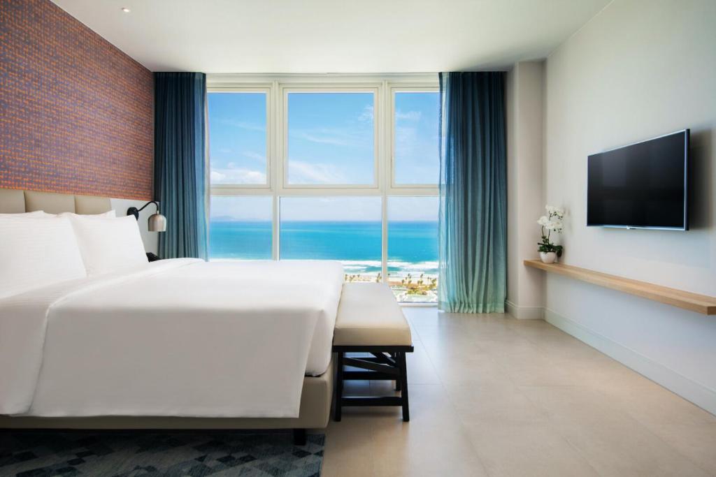3 Bedroom Suite with Terrace Panoramic Ocean View - 2 Kings & 1 Twin