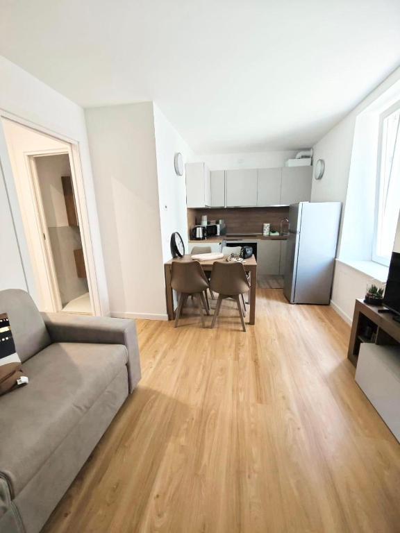 a living room with a couch and a kitchen at Bilo Giudici in Clusone
