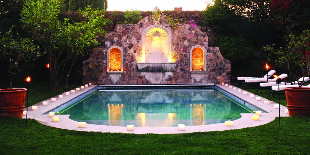 聖米格爾－德阿連德的住宿－Casa de Sierra Nevada, A Belmond Hotel, San Miguel de Allende，一座房子的院子内的游泳池