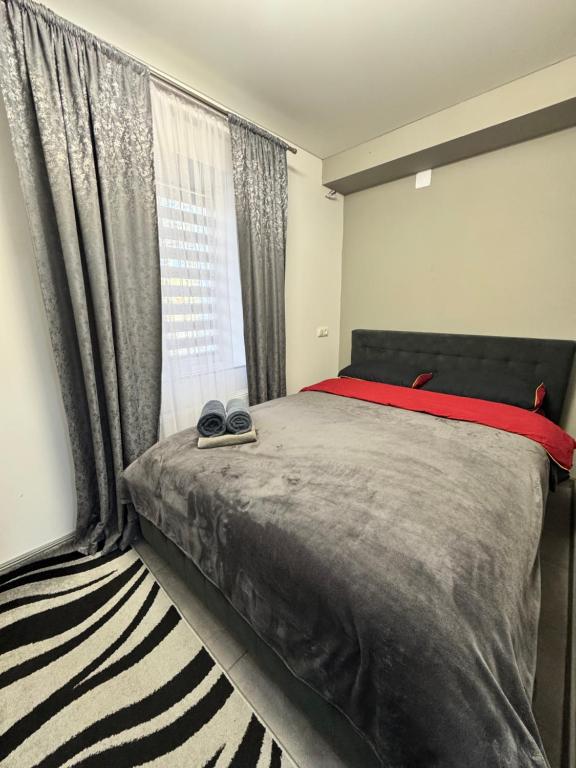 una camera da letto con un letto e una finestra con delle scarpe sopra di Apartament Edinet a Edineţ