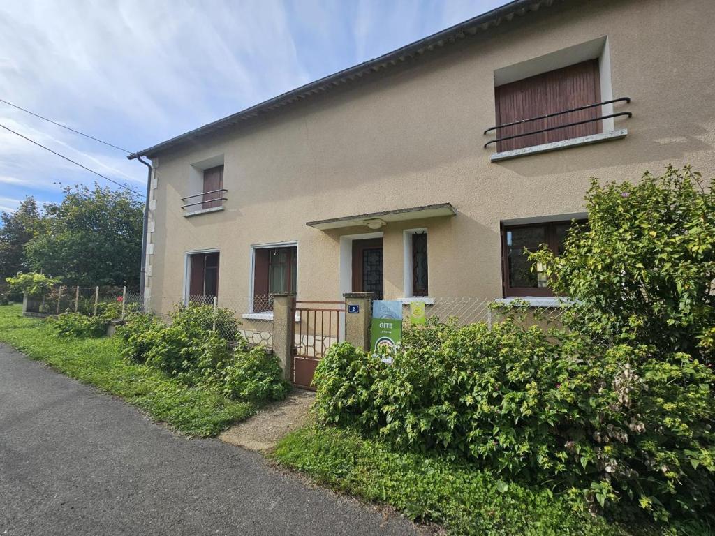 a house with a fence in front of it at Gîte la salle in Vivonne