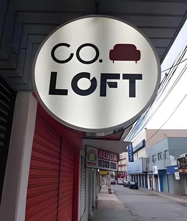 a sign for a car lot on the side of a building at Coloft - Hospedagem e Coworking in Anápolis