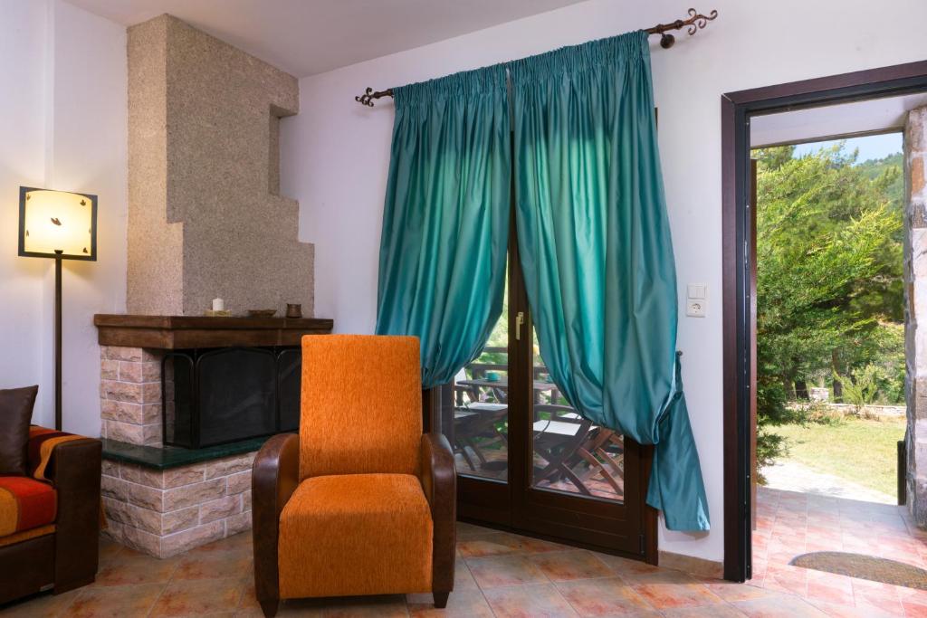 普利諾斯的住宿－邁尼爾奢華公寓，客厅配有椅子和窗户