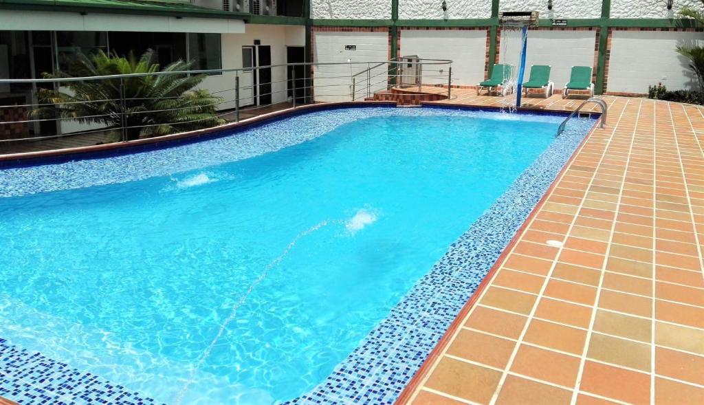 una piscina de agua azul en un edificio en Gran Hotel Internacional Sanbara en Arauca