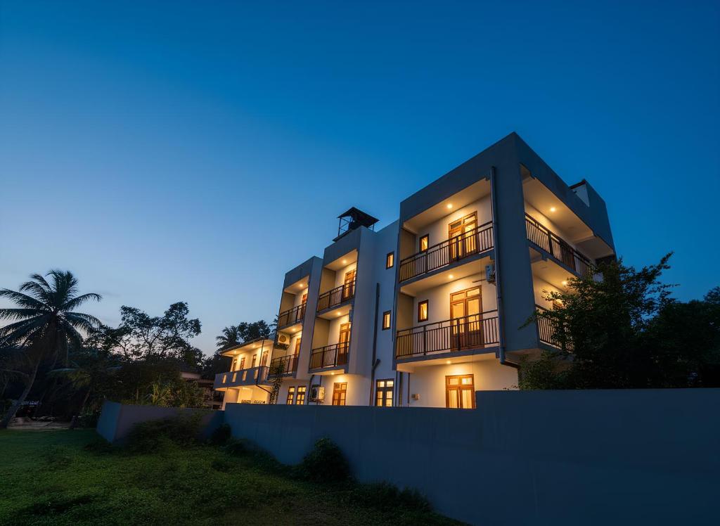 a building with its lights on at night at Hotel Dreamliners in Katunayaka