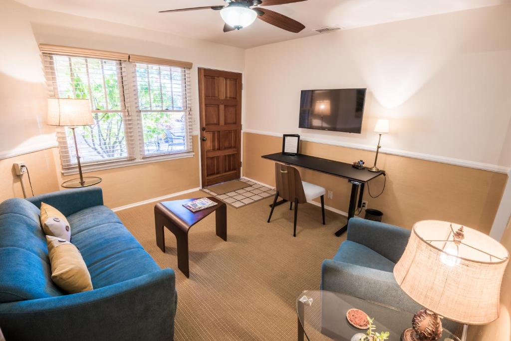 Harbor House Inn - Deluxe Queen Studio - Three