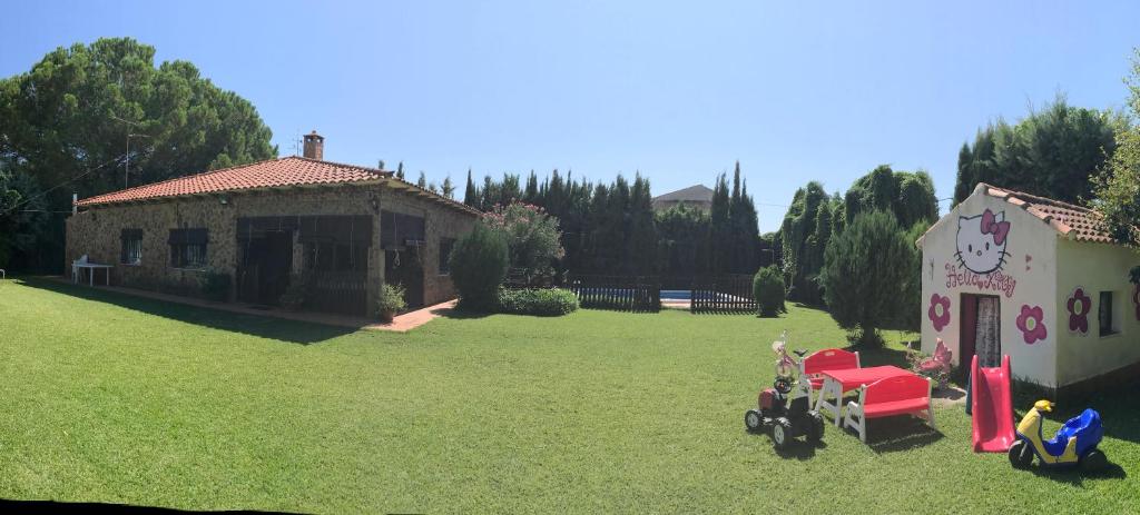 a yard with a house and a playground at Los Jabones in Ciudad Real