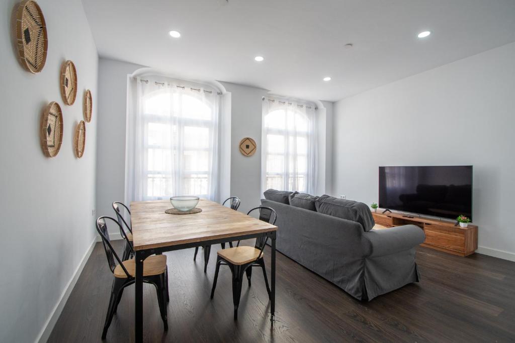 a living room with a table and a couch at Zambra en Cádiz in Cádiz