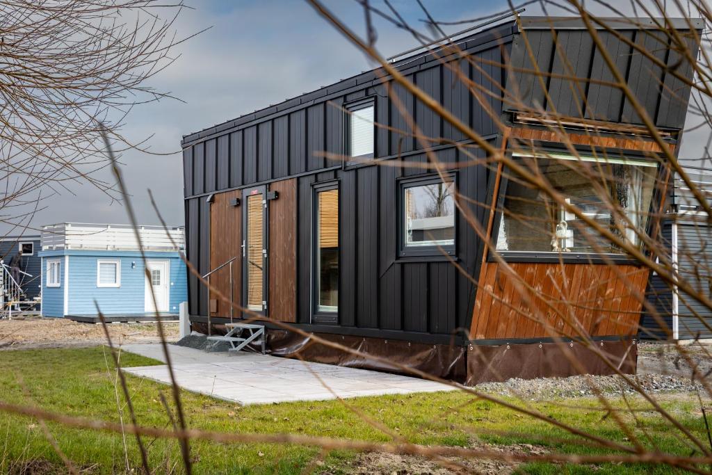 ein schwarzes Minihaus wird gebaut in der Unterkunft Tiny House - Rolling Tiny - Wanderfalke in Groß Kordshagen
