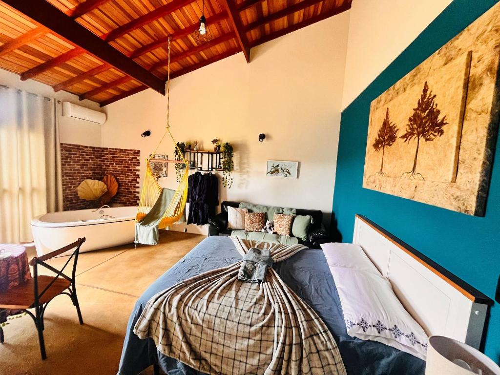a bedroom with a bed and a blue wall at Chalé Cabana c/ Hidro, Vista e Superhost -Jundiaí in Jundiaí