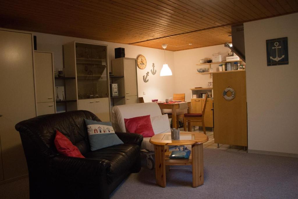 a living room with a couch and a table at Ferienwohnung Küssner in Kiel
