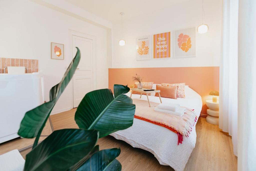 a bedroom with a bed and a plant at Le Spa by SCH in Le Havre