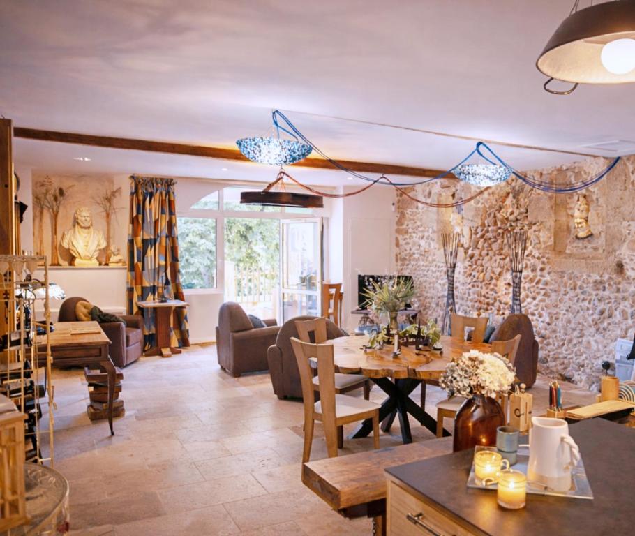 ein Wohnzimmer mit einem Tisch und einem Sofa in der Unterkunft Le1693 - Charme & confort 4 étoiles - Jacuzzi in Limoux