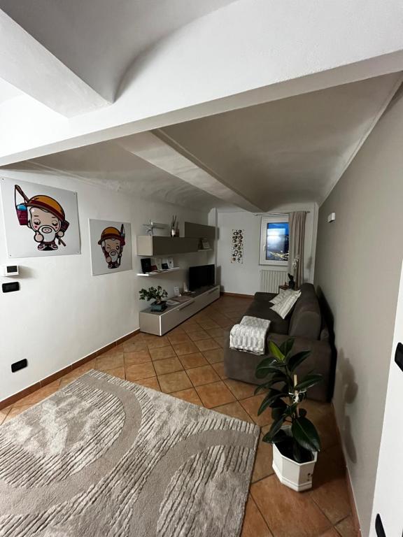 a living room with a couch and a table at Casa San Pietro centro storico in Castagnole Lanze