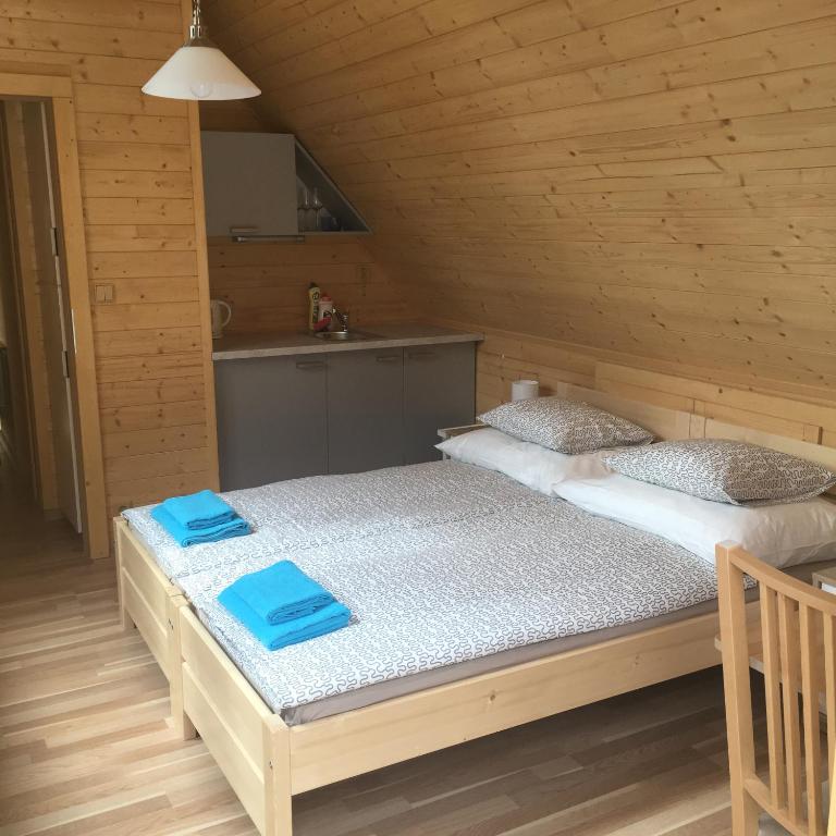 Postel nebo postele na pokoji v ubytování Chaty pod Sokolím Hřbetem