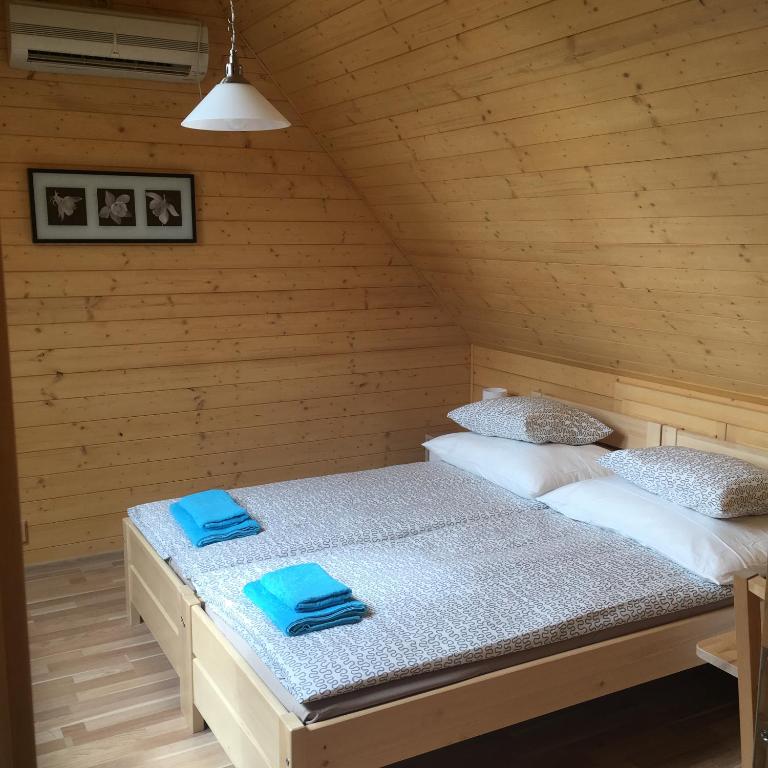 Postel nebo postele na pokoji v ubytování Chaty pod Sokolím Hřbetem