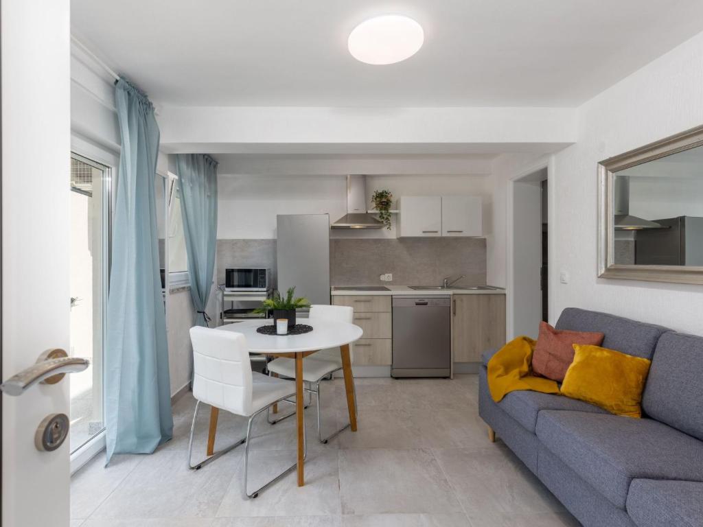 Apartment Moderne Wohnung in Crikvenica mit Pool by Interhome