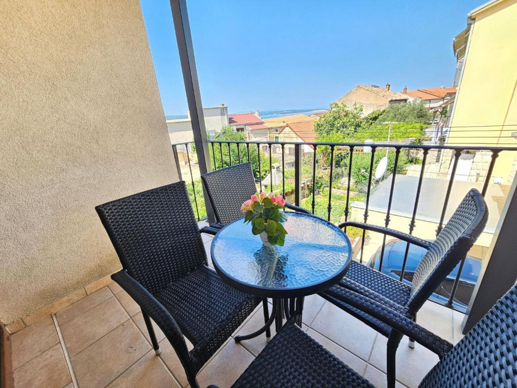 Apartment Wohnung mit Balkon- AC- Privatparkplatz by Interhome